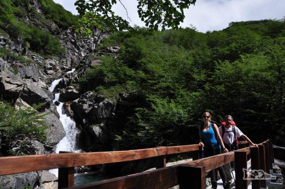 Ao final de uma encosta bem íngrime, chegamos a uma bela cachoeira já bem perto do Refúgio San Martín, no lago Jakob, na região de Bariloche, na Argentina